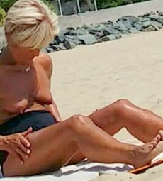 vieille blonde à la plage