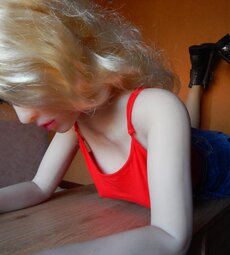 Blonde Lia in the red top.