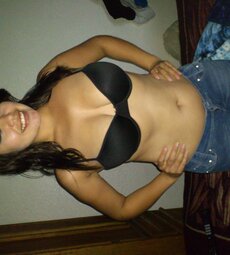 Luciendo tetas en su bra negro