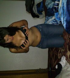 Sosteniendo las tetas