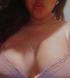 Luciendo las tetitas en bra rosa