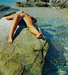 Public amateur cunt exhibition at the beach