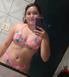 Luciendo Anabel su bikini en casa