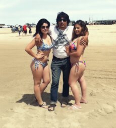 De padrote con la madre y la hija