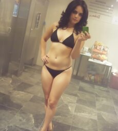 Como se ve mejor en bikini o vestido?