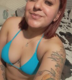 Luciendo su bikini azul