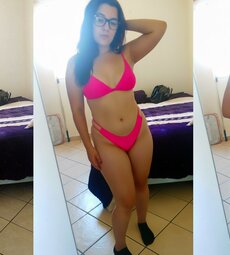 Luciendo el bikini rosa en su cuarto