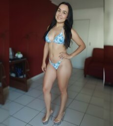 Luciendo su ropita de Pol Dance