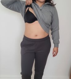 Luciendo su bra negro