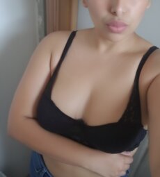 luciendo mini tetas en encaje