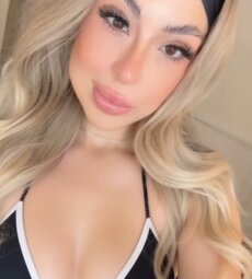 Luciendo las tetitas en bikini negro la grecia