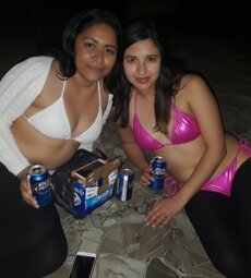 Par de cachondas en la playa