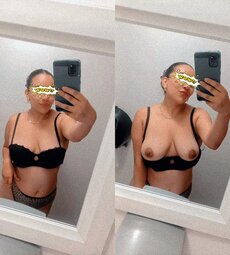 Luciendo las tetas desde el baño de la oficina