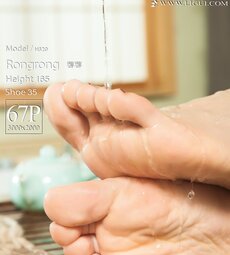 pretty lady dirty feet 184