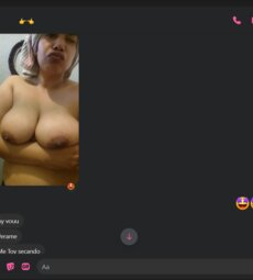 Beso mostrando tetitas