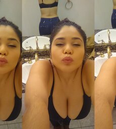 Luciendo las tetas en el bra negro