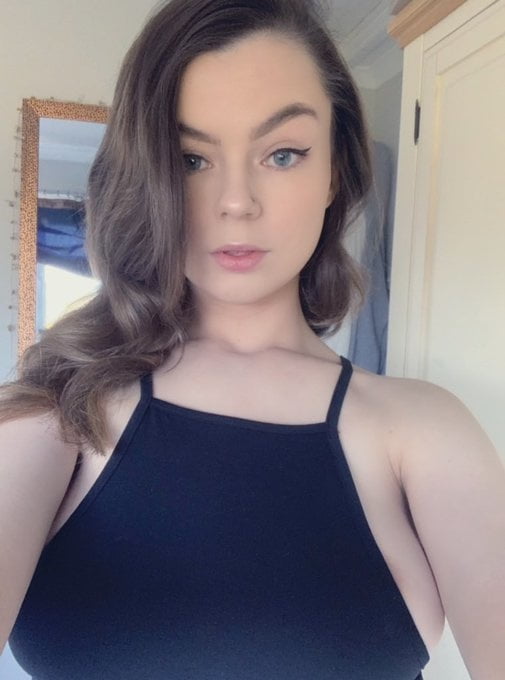 Sexy Brunette with cute tits