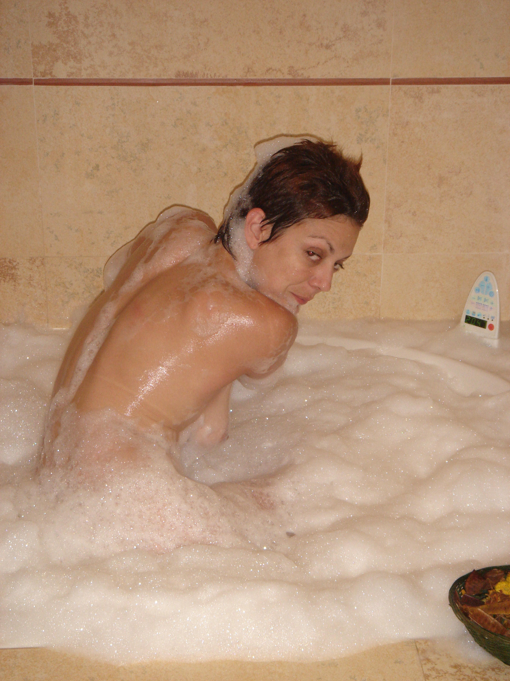 Sonia valcarcel divertiendose en el jacuzzi