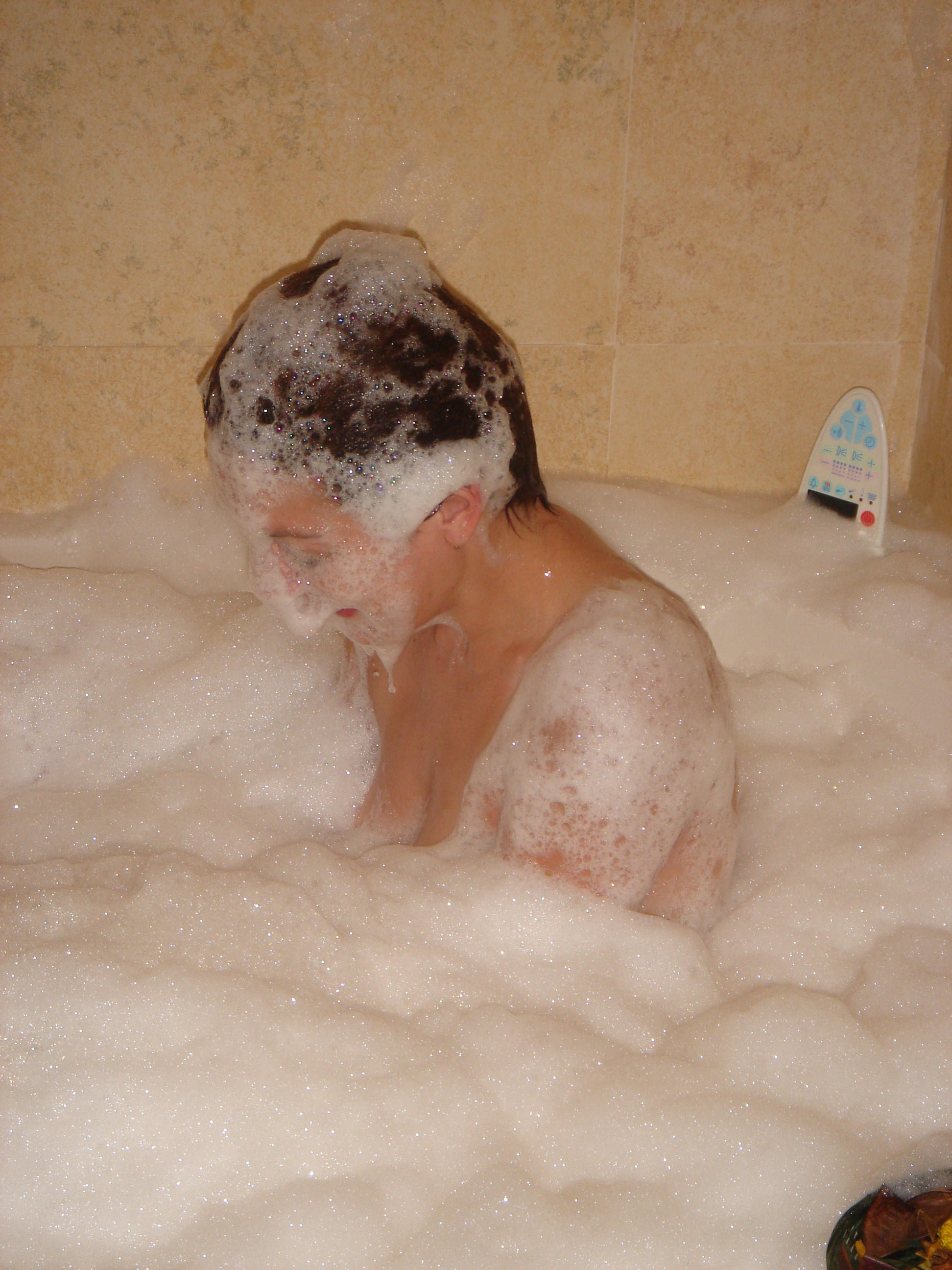 Sonia valcarcel divertiendose en el jacuzzi