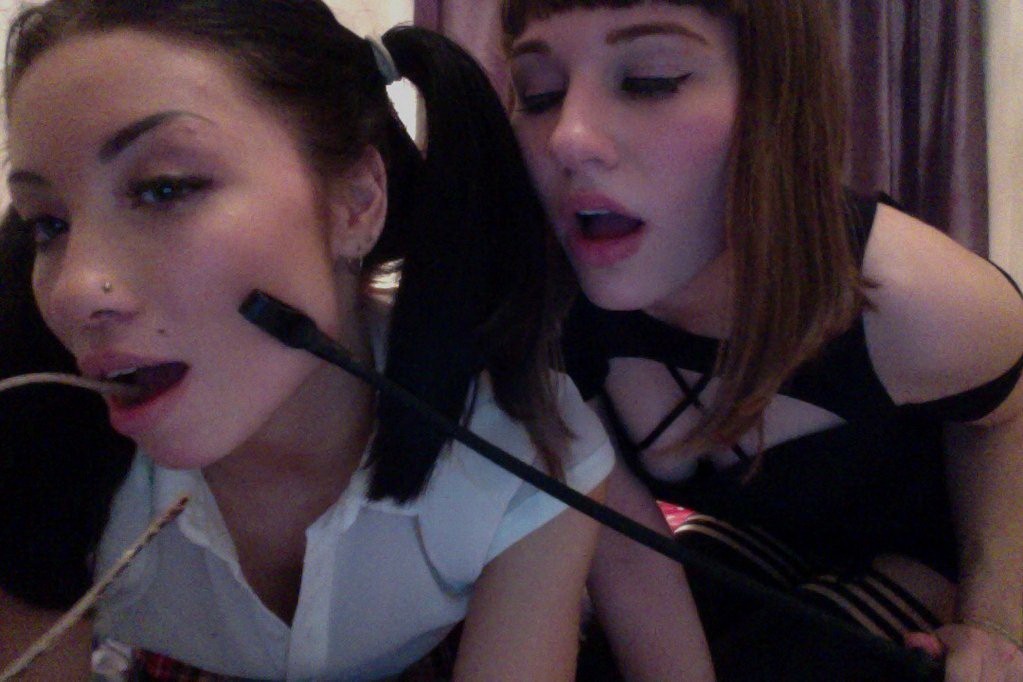 Awesome Bi Girls Selfies With Friends And Solo