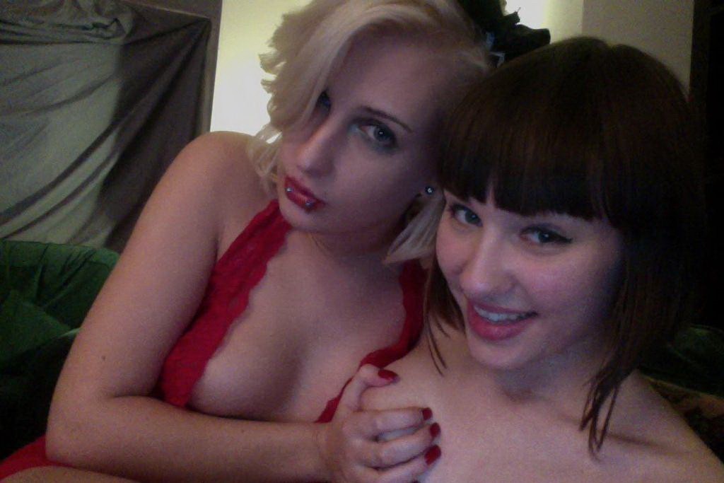 Awesome Bi Girls Selfies With Friends And Solo