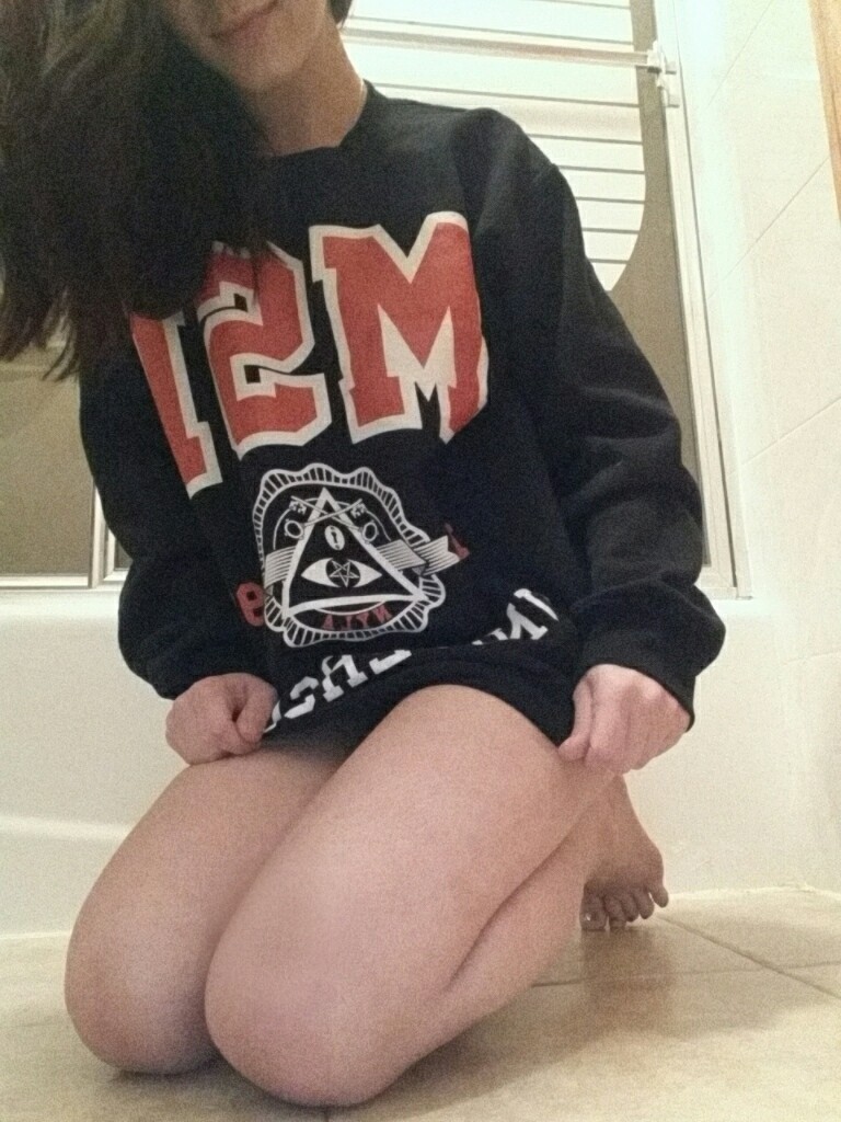 Nice Submissive Girl Shows Her Ass and Feet