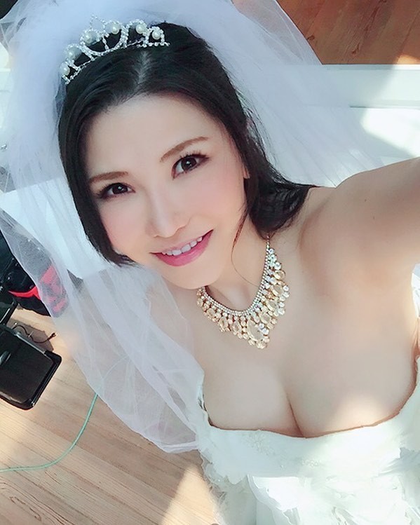 ANRI OKITA Big tits Asian Cleavage Goddess