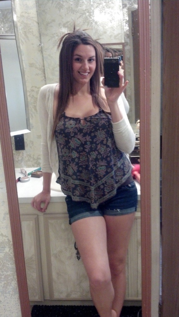 Kelly Gots An Hourglass Figure