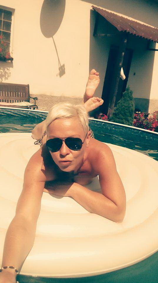 Short Hair Blonde MILF Selfies