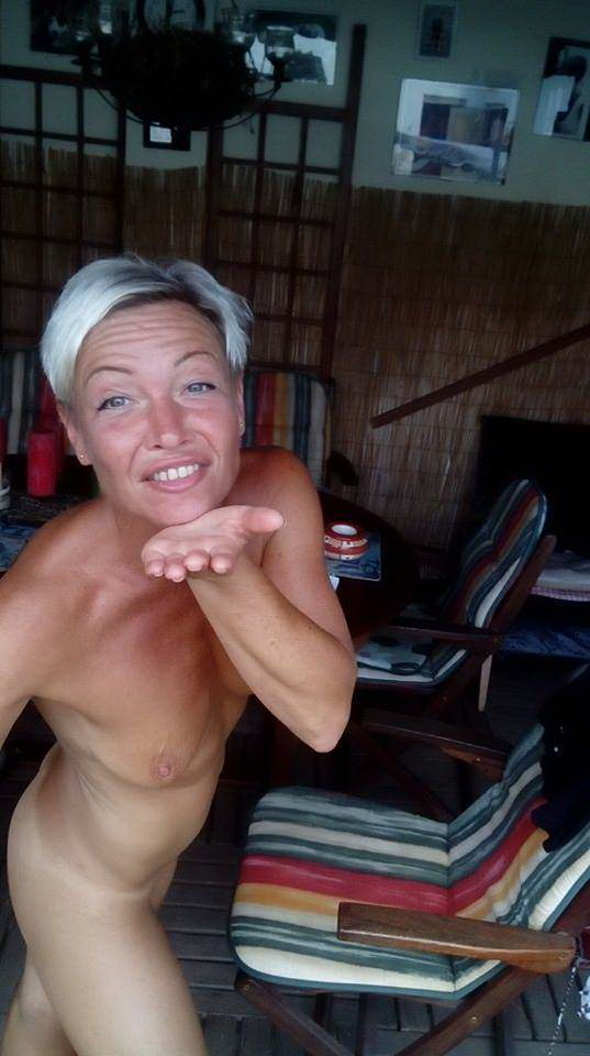 Short Hair Blonde MILF Selfies