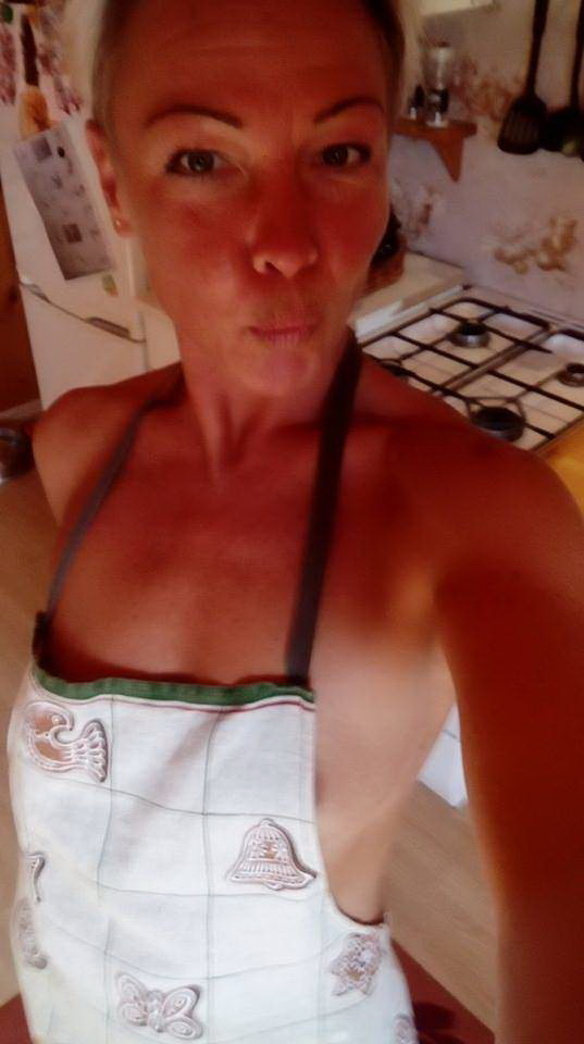 Short Hair Blonde MILF Selfies