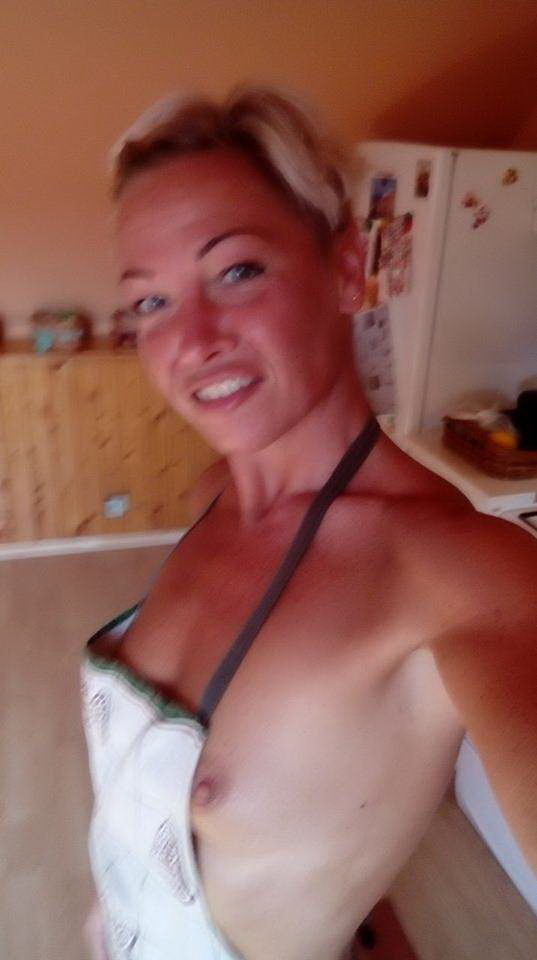 Short Hair Blonde MILF Selfies