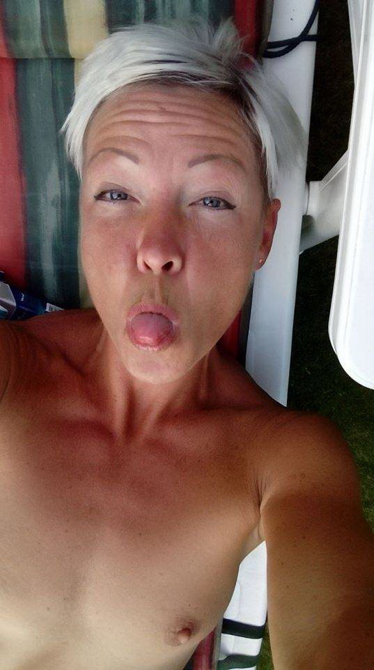 Short Hair Blonde MILF Selfies