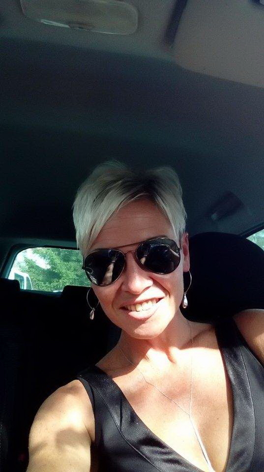 Short Hair Blonde MILF Selfies