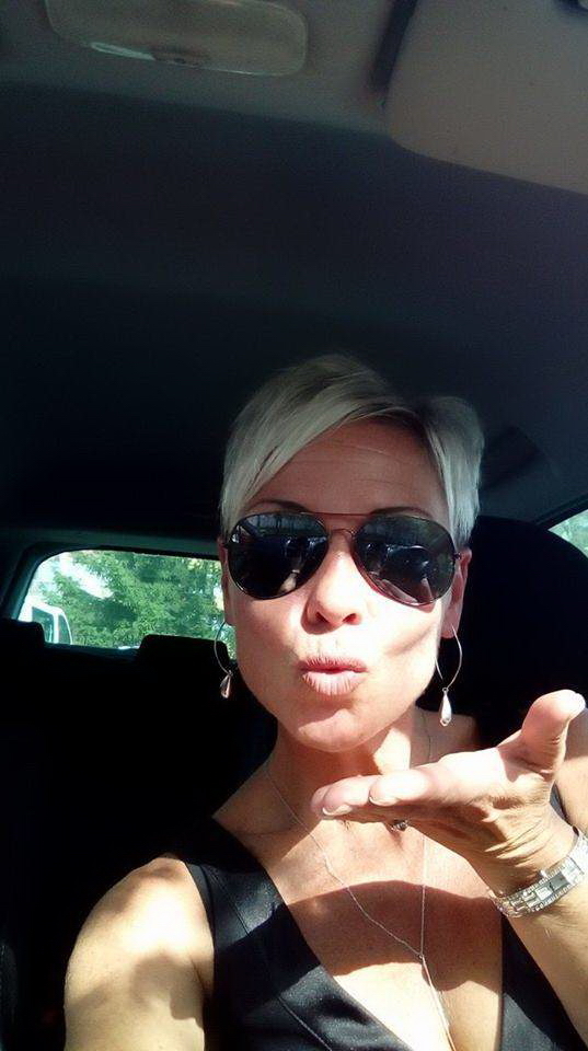 Short Hair Blonde MILF Selfies