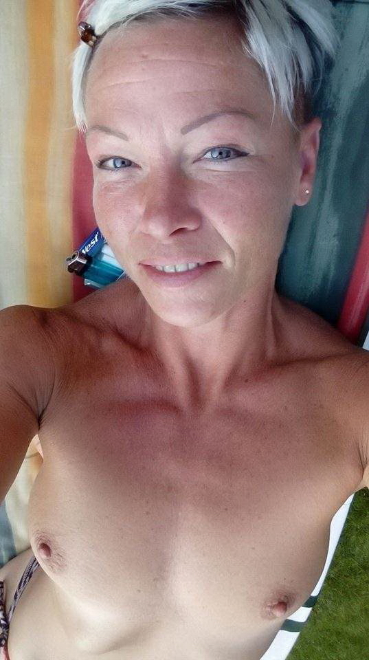 Short Hair Blonde MILF Selfies