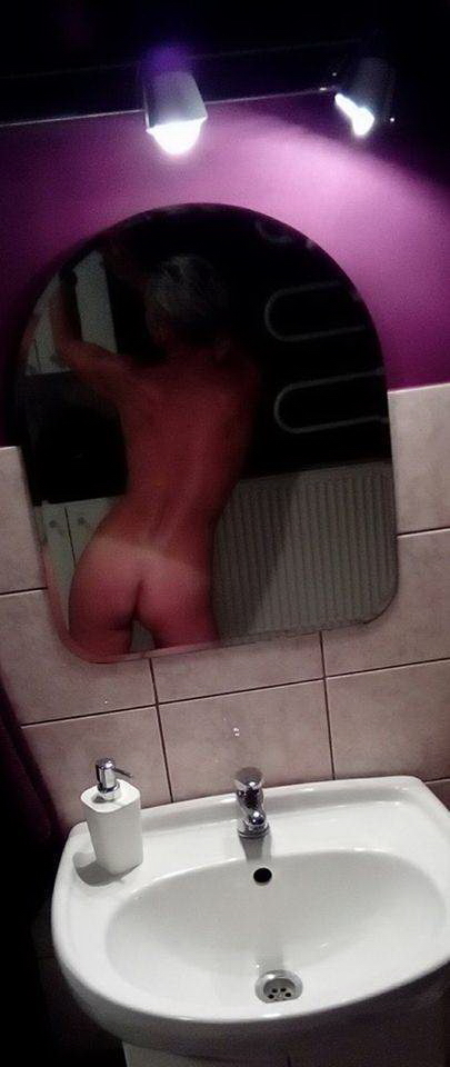 Short Hair Blonde MILF Selfies