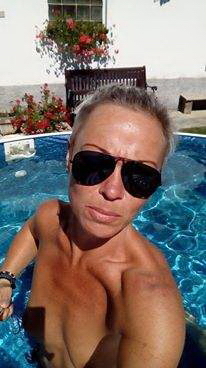 Short Hair Blonde MILF Selfies