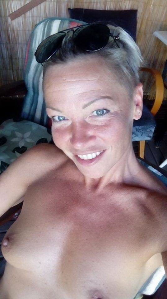Short Hair Blonde MILF Selfies