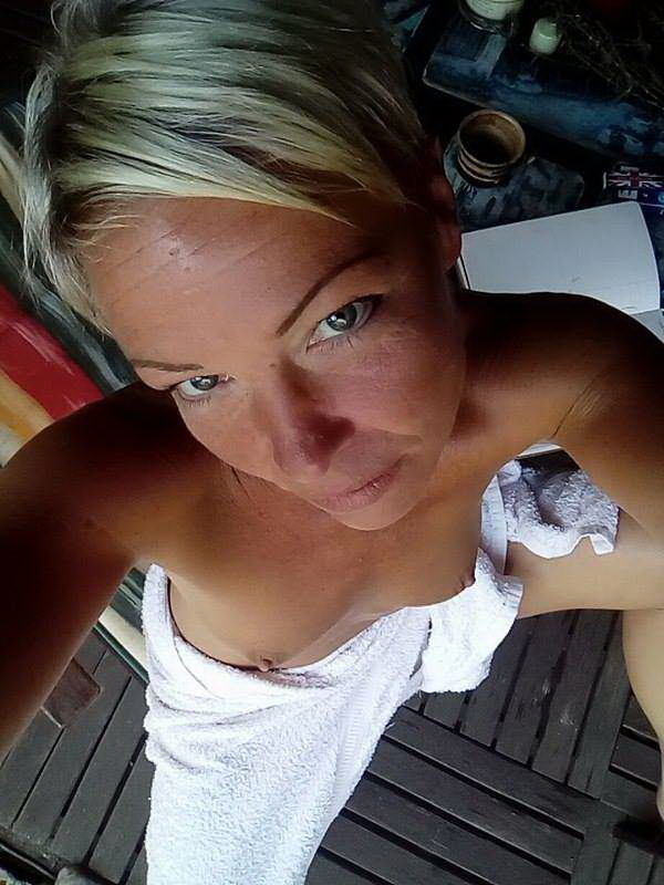 Short Hair Blonde MILF Selfies