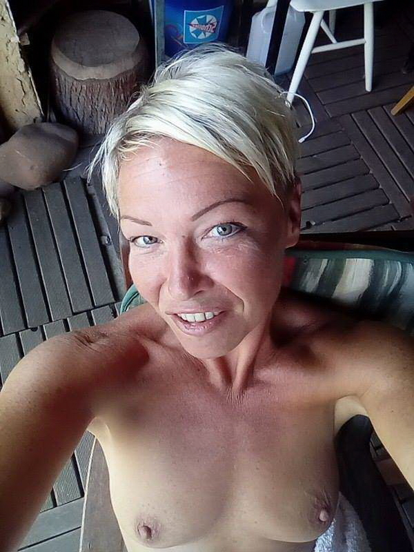 Short Hair Blonde MILF Selfies
