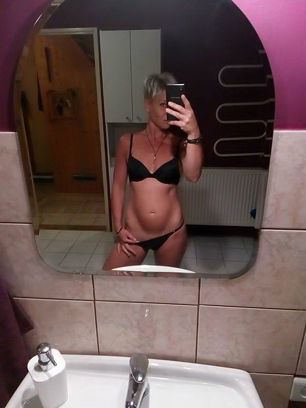Short Hair Blonde MILF Selfies