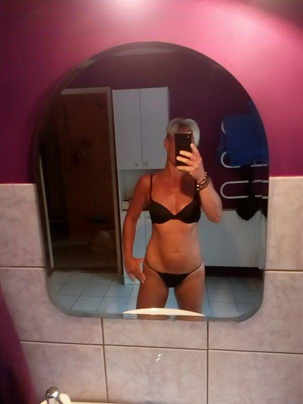 Short Hair Blonde MILF Selfies