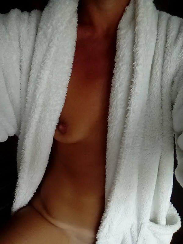 Short Hair Blonde MILF Selfies