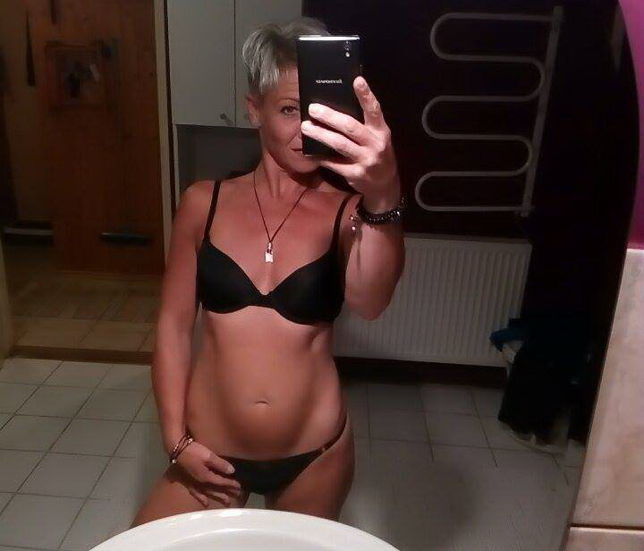 Short Hair Blonde MILF Selfies