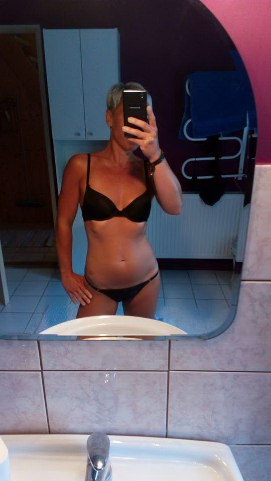 Short Hair Blonde MILF Selfies