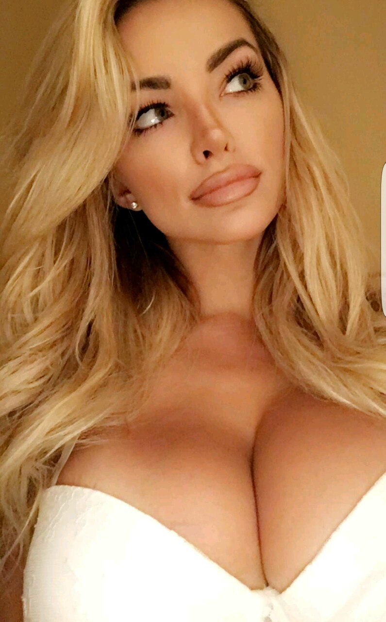 LINDSEY PELAS Big Tits Boobs Goddess