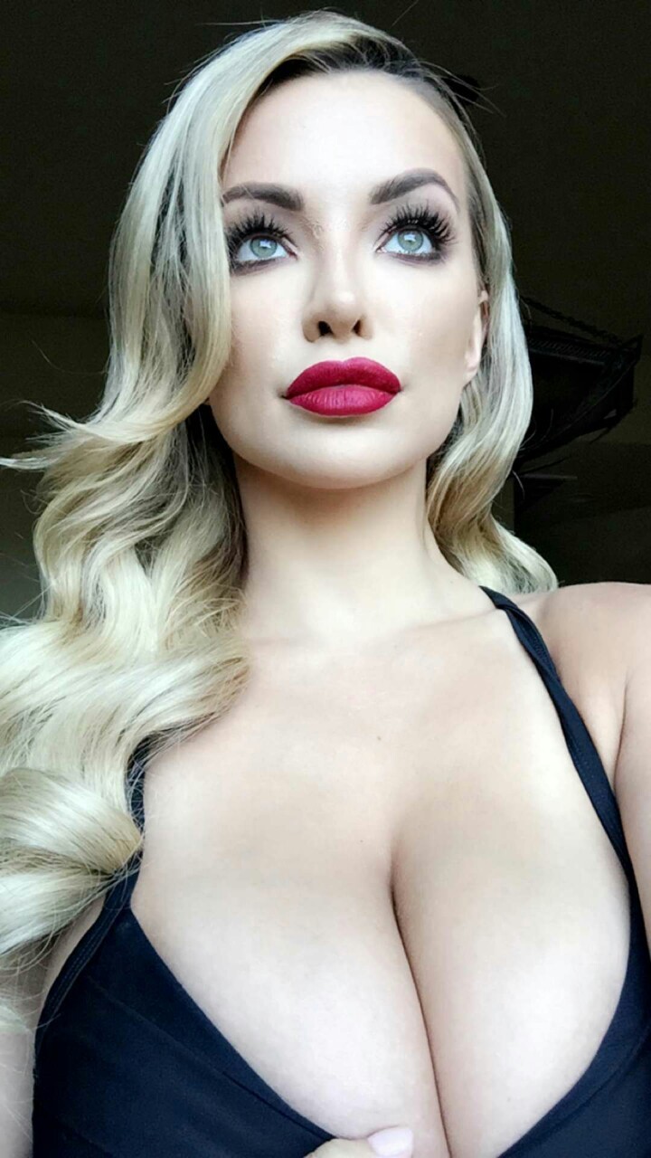 LINDSEY PELAS Big Tits Boobs Goddess