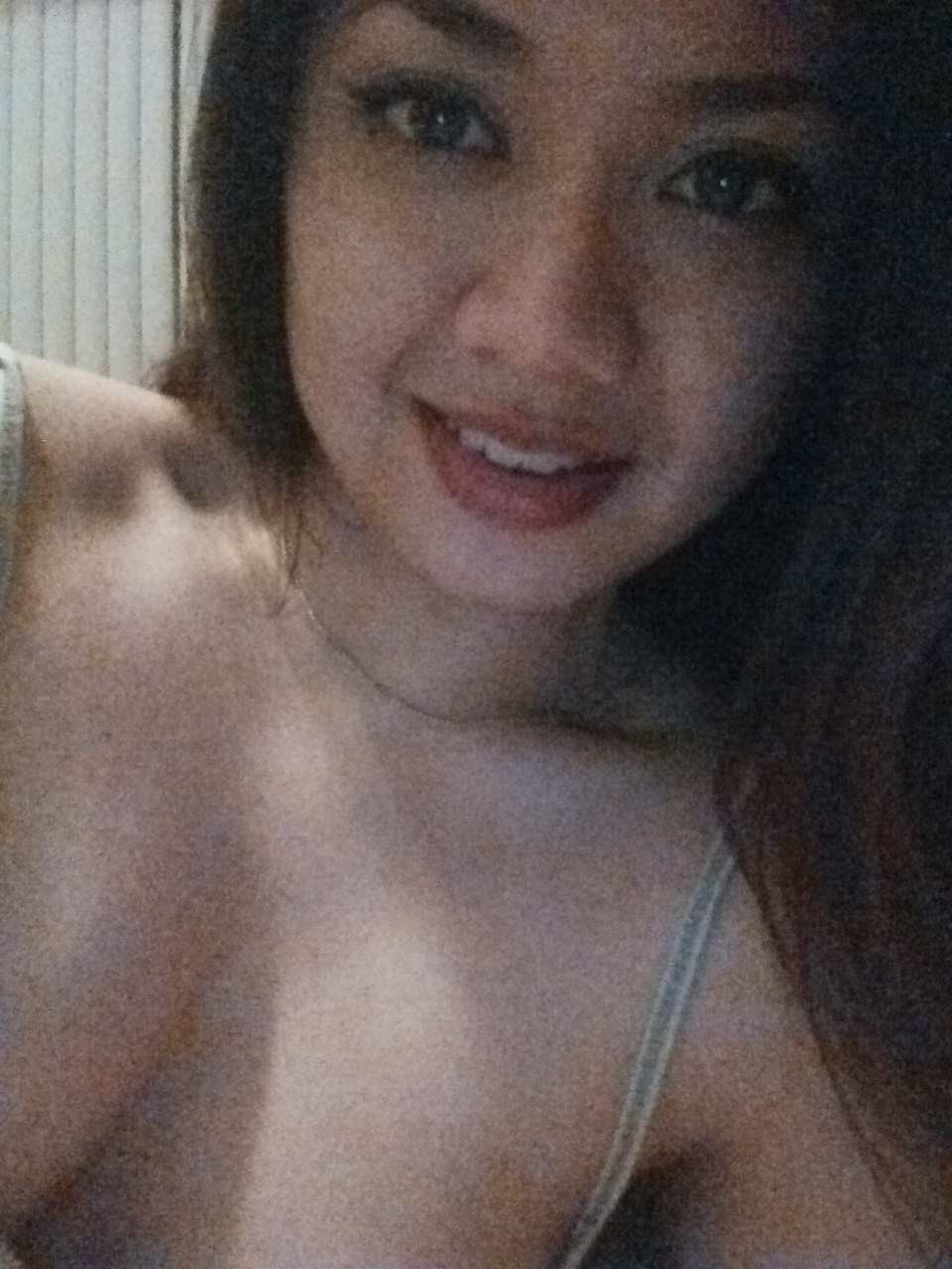 Hong Kong Selfie Curvy Girl Mendizabal