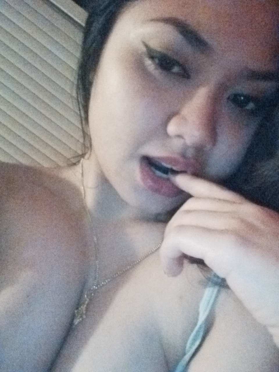 Hong Kong Selfie Curvy Girl Mendizabal